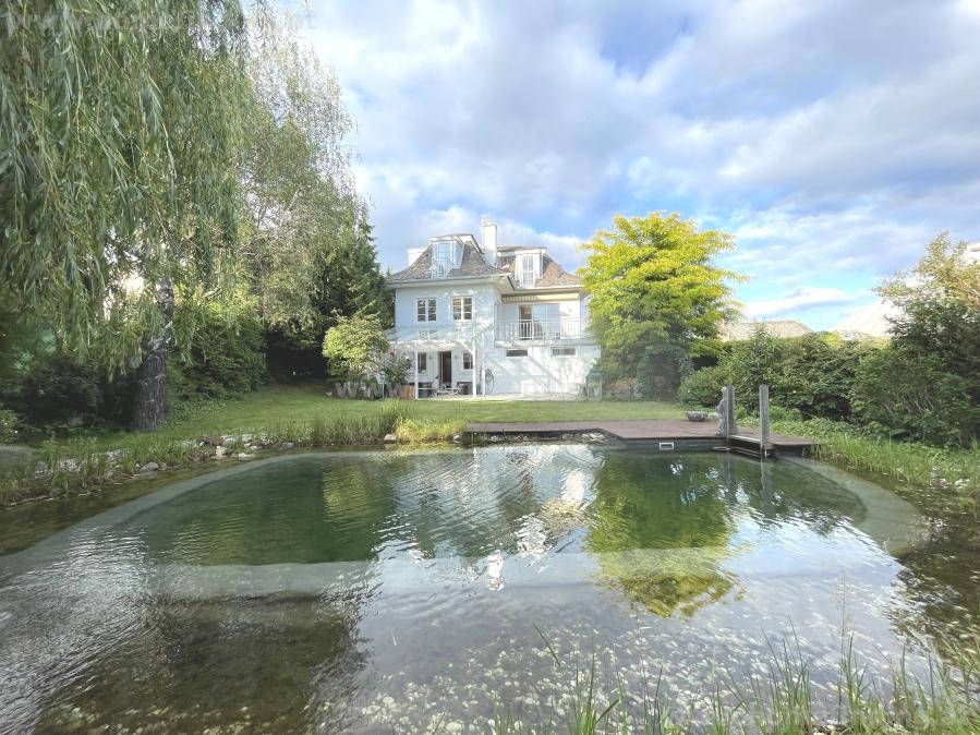 great house with pond I walking distance to AIS