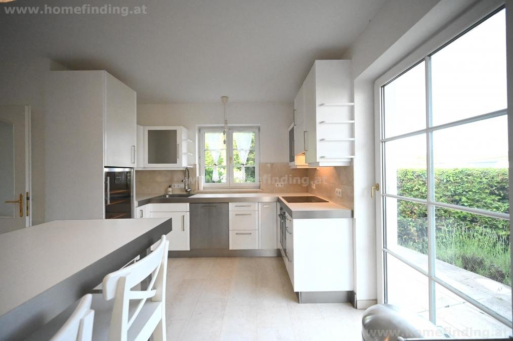 great house with pond I walking distance to AIS
