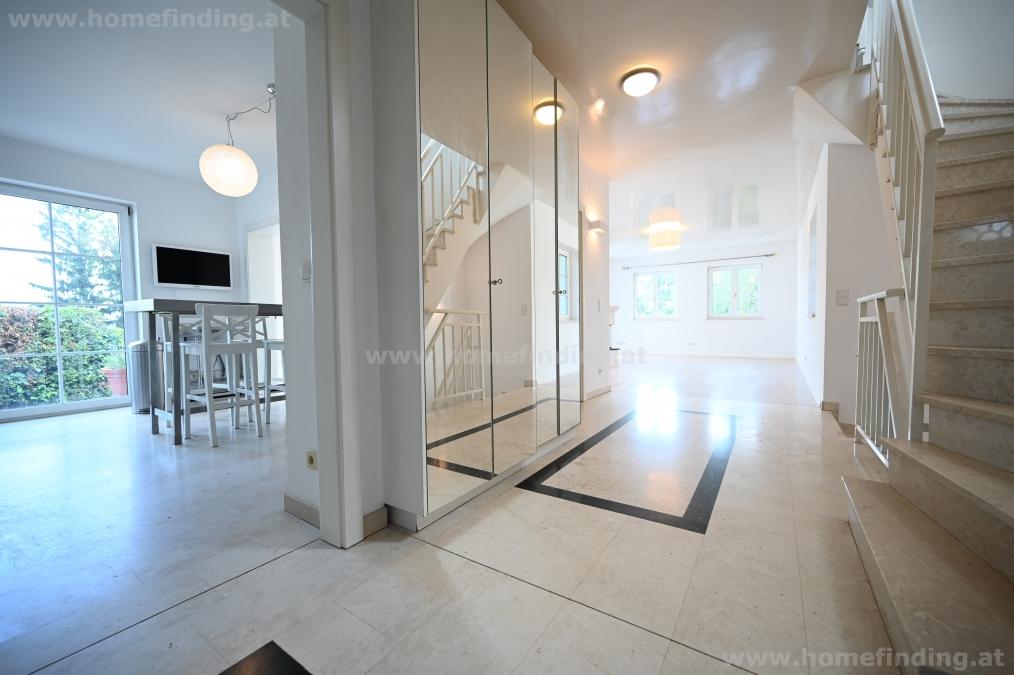 great house with pond I walking distance to AIS