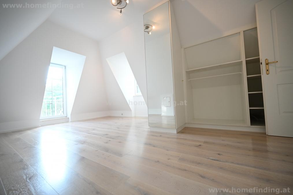 great house with pond I walking distance to AIS