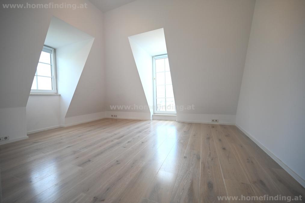 great house with pond I walking distance to AIS