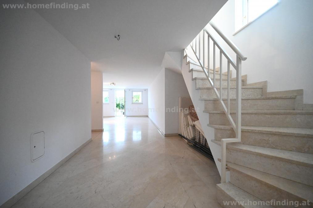 great house with pond I walking distance to AIS