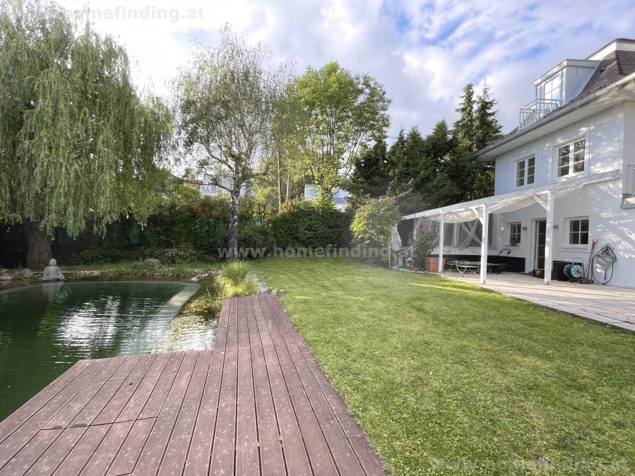 great house with pond I walking distance to AIS