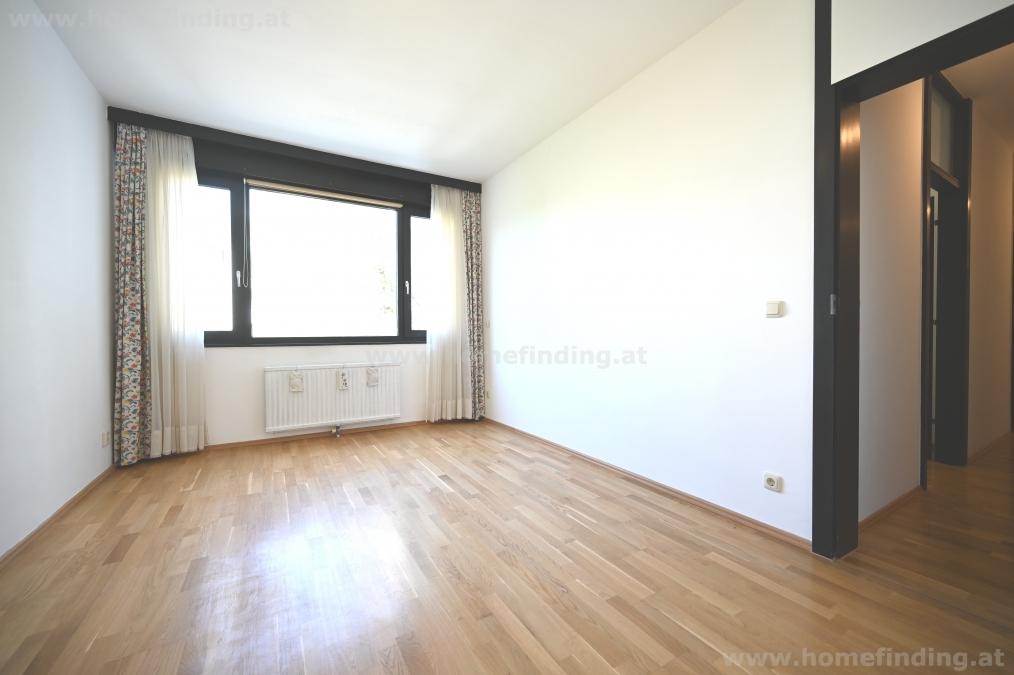 Wohnen mit Pool: moderne 4 Zimmerwohnung mit Loggia, Sauna, Garage
