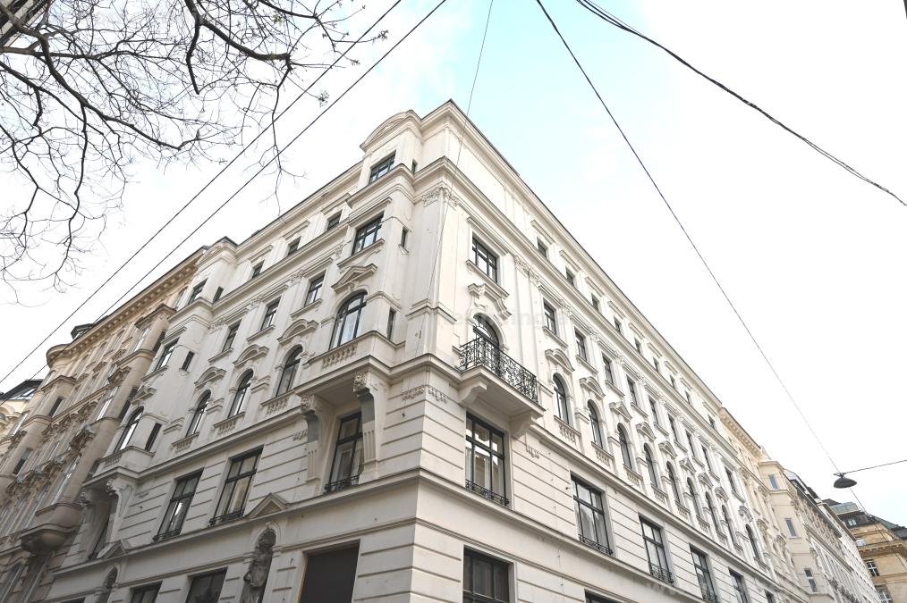 close to Votivkirche: old style apartment 5 rooms
